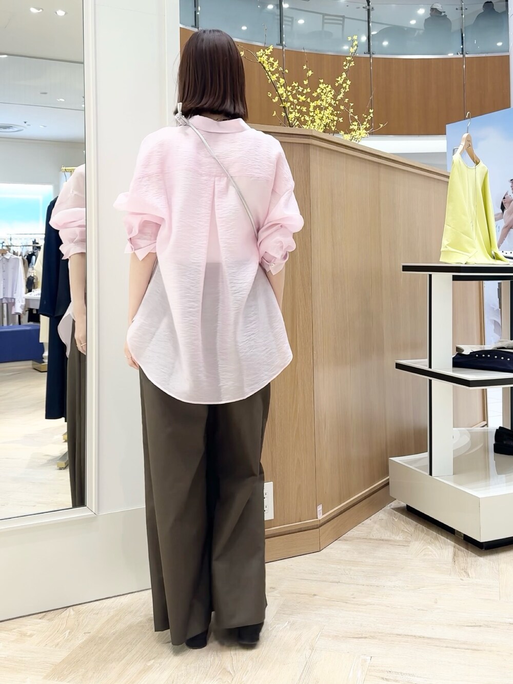 ブラウン系のその他パンツ、ピンク系のシャツ/ブラウス、ホワイト系のタンクトップを着用したレディースの春コーディネートの5枚目の写真