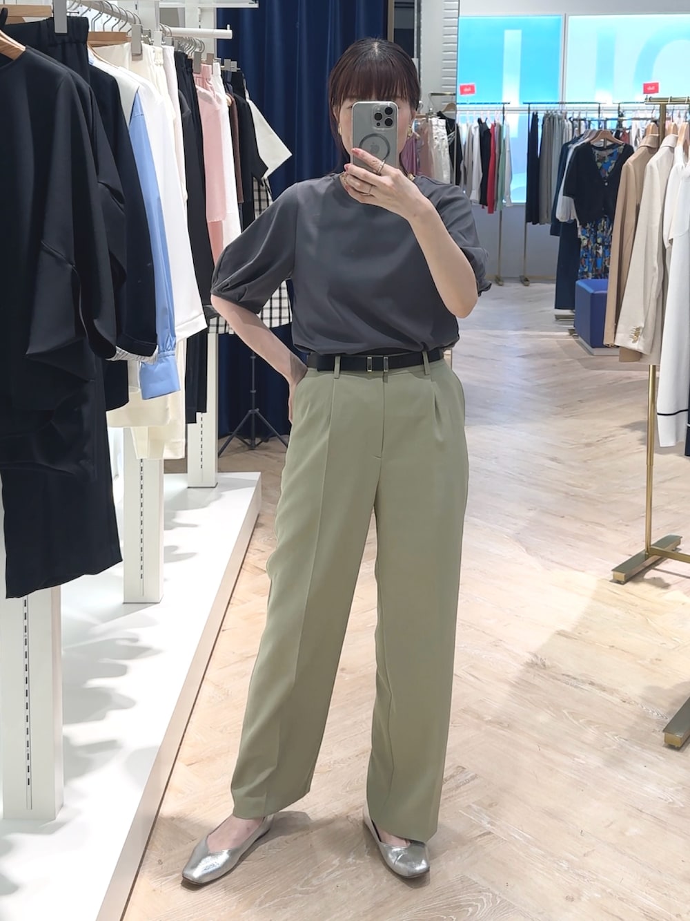 「Tシャツ、Tシャツコーデ、Ｔシャツ、Tシャツ/カットソー、カットソー、袖ボリューム、ボリューム袖、パフスリーブ、グレー、グレーコーデ、オフィスカジュアル、夏だ！Tシャツ着よう！、夏コーデ、夏」｜「NOLLEY’Sの【PR林☆別注カラーあり】ウォッシャブルツイルストレッチ愛されワイドパンツ（その他パンツ、グリーン系）」を使った、yamaguchiさん（レディース・163cm）の春コーディネートの6枚目の写真