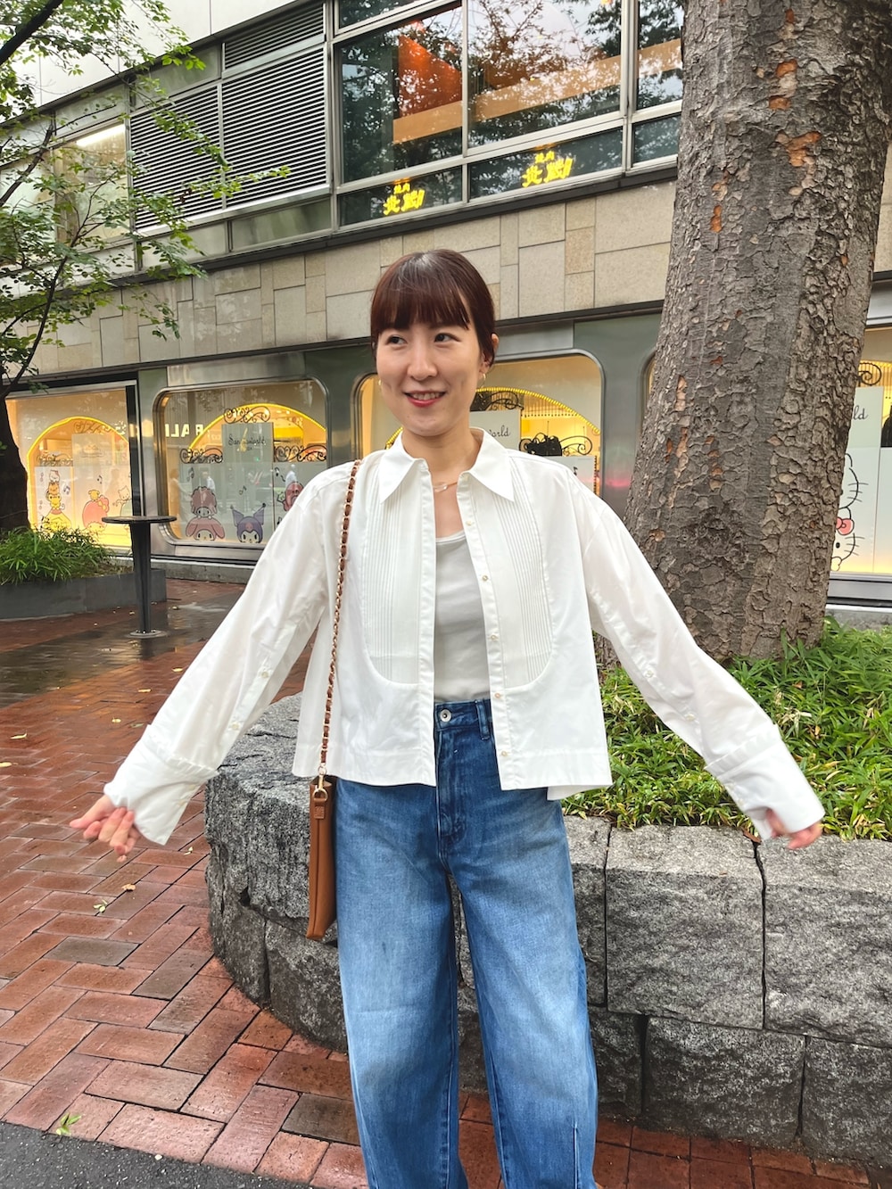 「デニム、デニムパンツ、バギーパンツ、シャツスタイル、シャツ、クロップドシャツ、ショート丈トップス、マリリンムーン、Marilyn Moon」｜「NOLLEY’S Sophiの【MARILYN MOON/マリリーンムーン】cropped open sleeve shirt（シャツ/ブラウス、ホワイト系）」を使った、yamaguchiさん（レディース・163cm）の夏コーディネートの3枚目の写真
