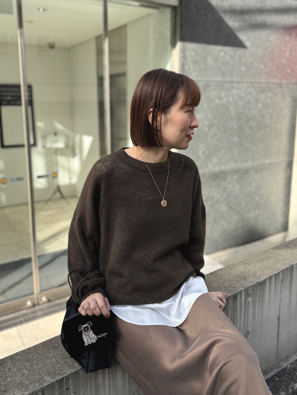 ホワイト系のシャツ/ブラウス、ブラウン系のニット/セーター、ブラック系のその他シューズを着用したレディースの冬コーディネートの8枚目の写真