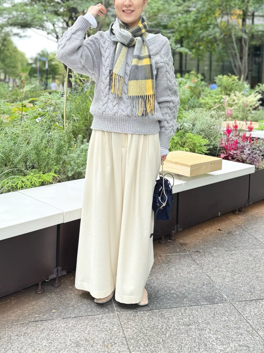 「ケーブルニット、ケーブル編み、ニット、ラメニット、グレー、ワイドパンツ、白パンツ、マフラー、マフラーぐるぐる、マフラーコーデ、チェック、おしゃ見えテクニック、モノトーン、休日スタイル、ゆるコーデ」｜「NOLLEY’Sの◇【WEB限定】ラメケーブル両Vネックプルオーバーニット（ニット/セーター、グレー系）」を使った、yamaguchiさん（レディース・163cm）の秋コーディネートの9枚目の写真