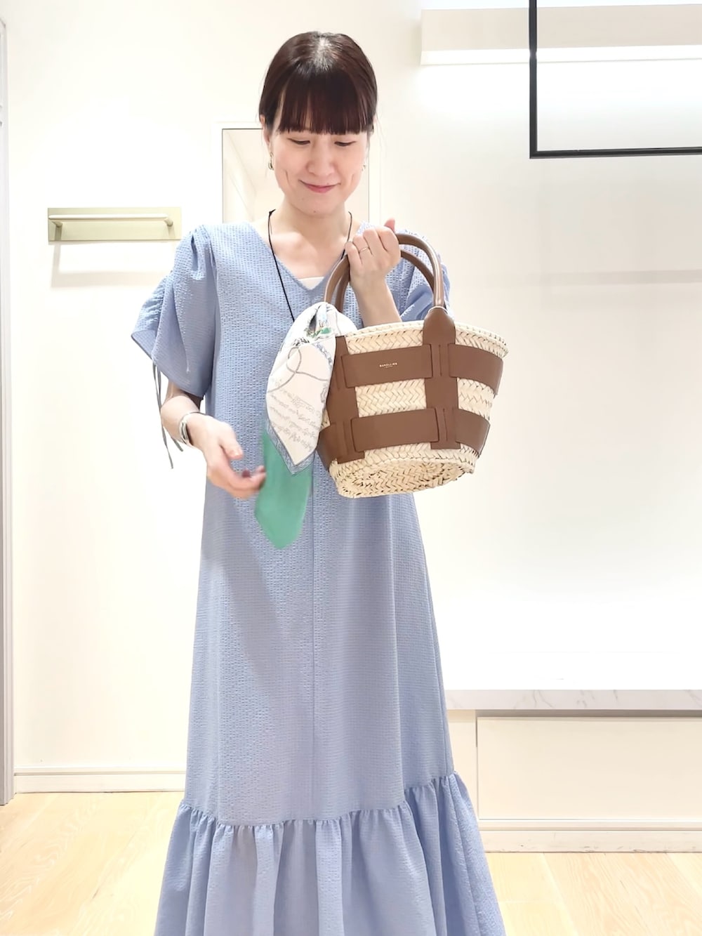 ブルー系のワンピース、グリーン系のバンダナ/スカーフ、ゴールド系のイヤリングを着用したレディースの春コーディネートの8枚目の写真