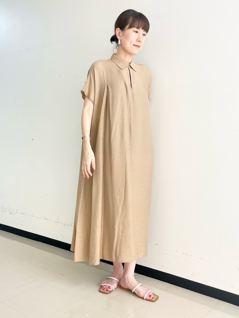 「ワンピース、ワンピーススタイル、シャツワンピ、ベーシュ、ビルケンシュトック、ビーサン、スキッパー、夏コーデ、楽チンコーデ、ワントーンコーデ、夏服コーデ、シンプルコーデ」｜「BIRKENSTOCKのアイテム（ビーチサンダル、ブラック系）」を使った、yamaguchiさん（レディース・163cm）の夏コーディネートの3枚目の写真