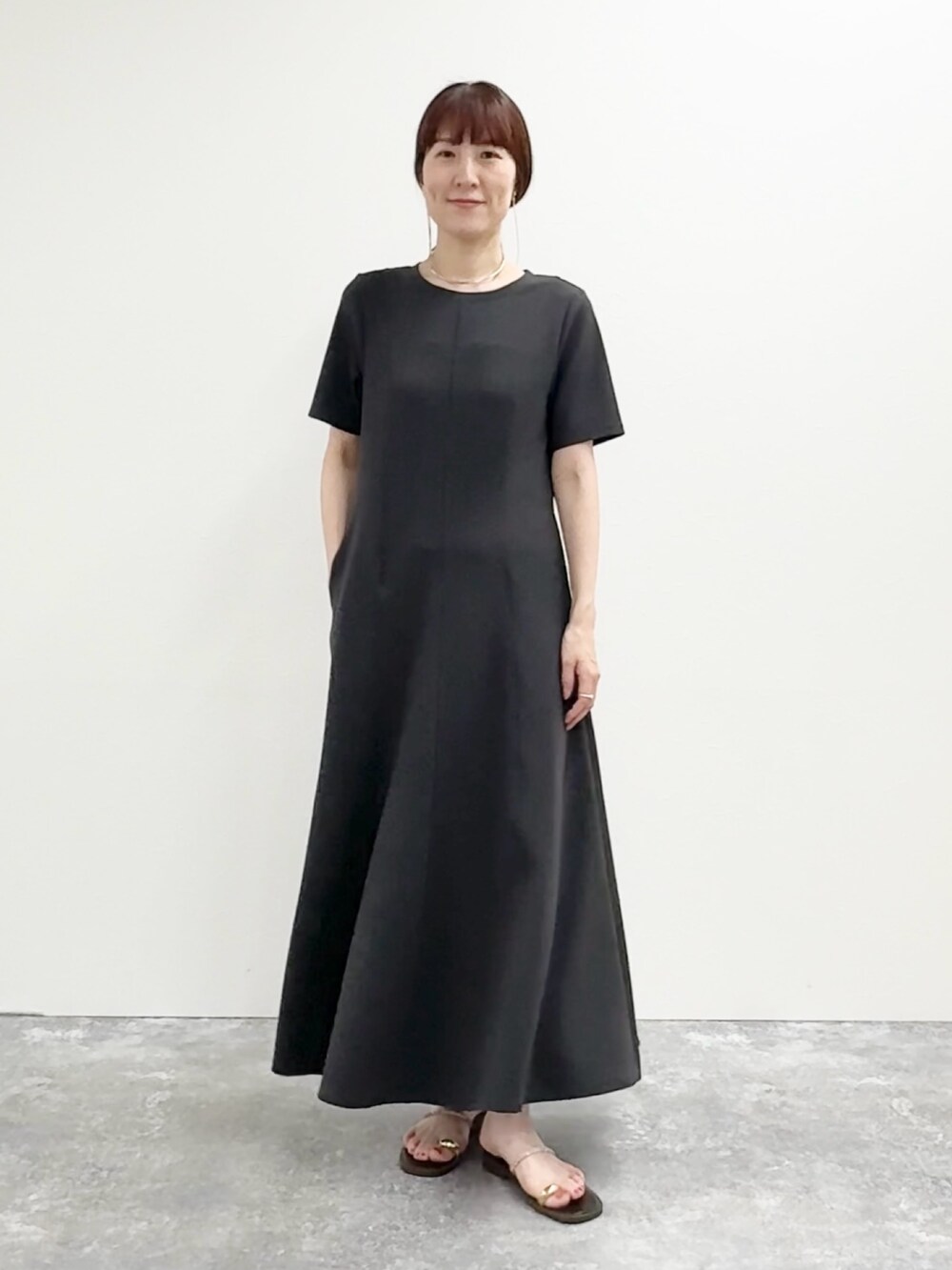「モノトーン、ワンピース、ロングスカート、きれいめカジュアル、夏コーデ、シンプル、夏服コーデ、大人コーデ、夏服、30代コーデ、ワンピーススタイル、カットソー、ロングワンピース、マキシ丈ワンピース」｜「NOLLEY’S Sophiのマルチファンクションフレアワンピース（ワンピース、グレー系）」を使った、yamaguchiさん（骨格ナチュラル・レディース・163cm）の夏コーディネートの5枚目の写真