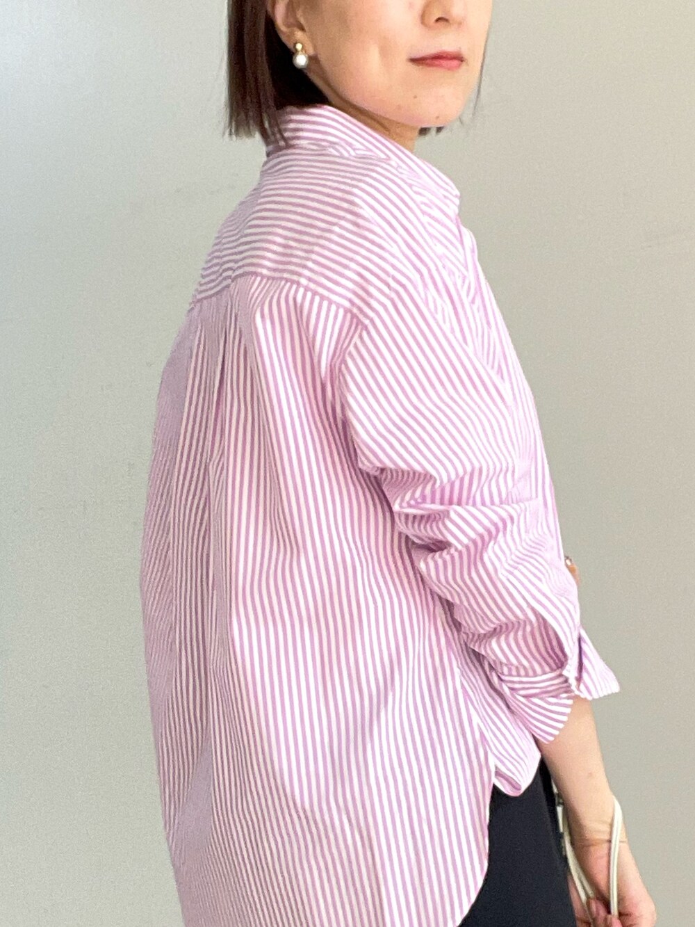 ブラック系のスカート、ホワイト系のニット/セーター、ピンク系のシャツ/ブラウスを着用したレディースの冬コーディネートの4枚目の写真