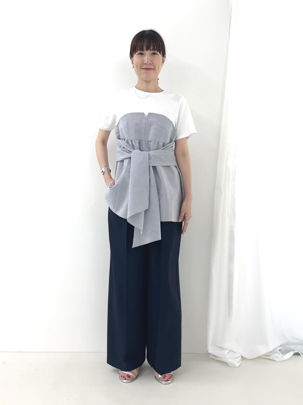 シルバー系のサンダル、ブルー系のその他パンツ、ブルー系のTシャツ/カットソーを着用したレディースの夏コーディネートの5枚目の写真