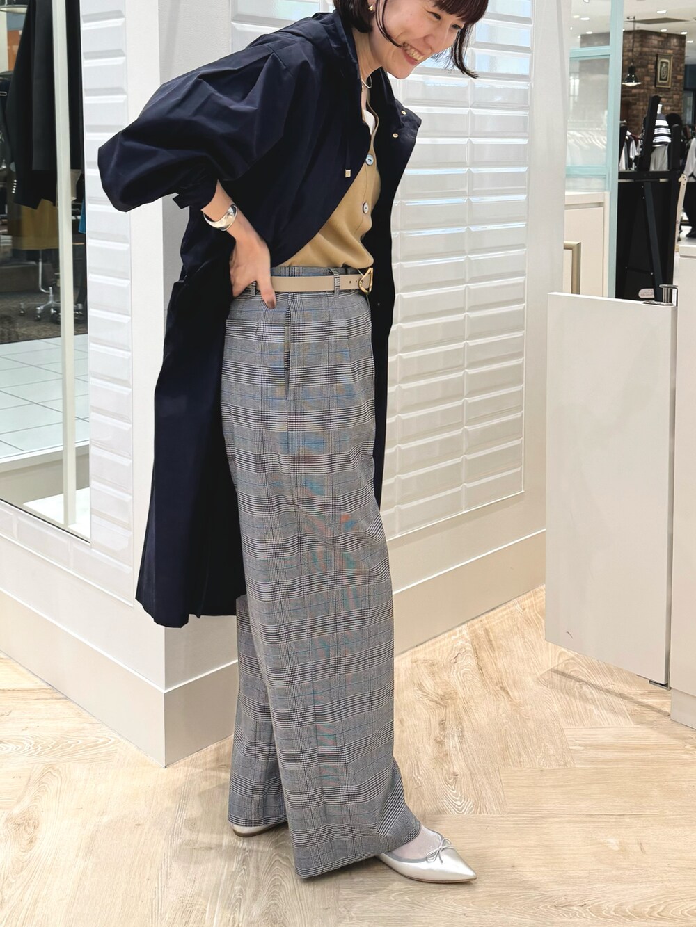 「コート、アウター、撥水加工、フードコート、フーディー、ネイビー、パンツスタイル、チェック、チェックパンツ、カーディガン、キャメル、秋っぽコーデ更新中、秋服、オトナカジュアル」｜「NOLLEY’Sの《手洗い可能》愛され サテン×ベア天2WAYタンクトップ（タンクトップ、ホワイト系）」を使った、yamaguchiさん（レディース・163cm）の秋コーディネートの3枚目の写真