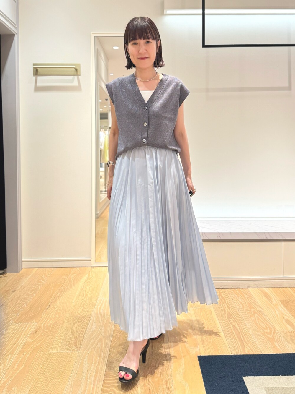 「プリーツスカート、スカート、スカートスタイル、ニット、ニットベスト、ニットコーデ、ブルベ夏、淡色コーデ、きれいめカジュアル、フェミニンコーデ、お出かけコーデ、シンプル、爽やかコーデ」｜「NOLLEY’S Sophiの《手洗い可能》総針Vネックラメベスト（ベスト、グレー系）」を使った、yamaguchiさん（レディース・163cm）の夏コーディネートの9枚目の写真