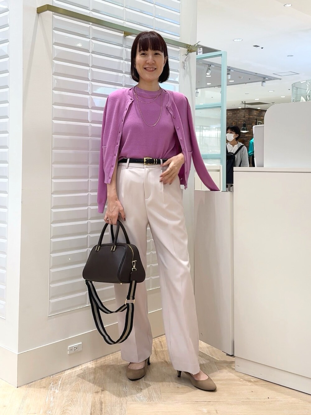 ブラウン系のショルダーバッグ、ピンク系のその他パンツ、ピンク系のニット/セーターを着用したレディースの秋コーディネートの3枚目の写真