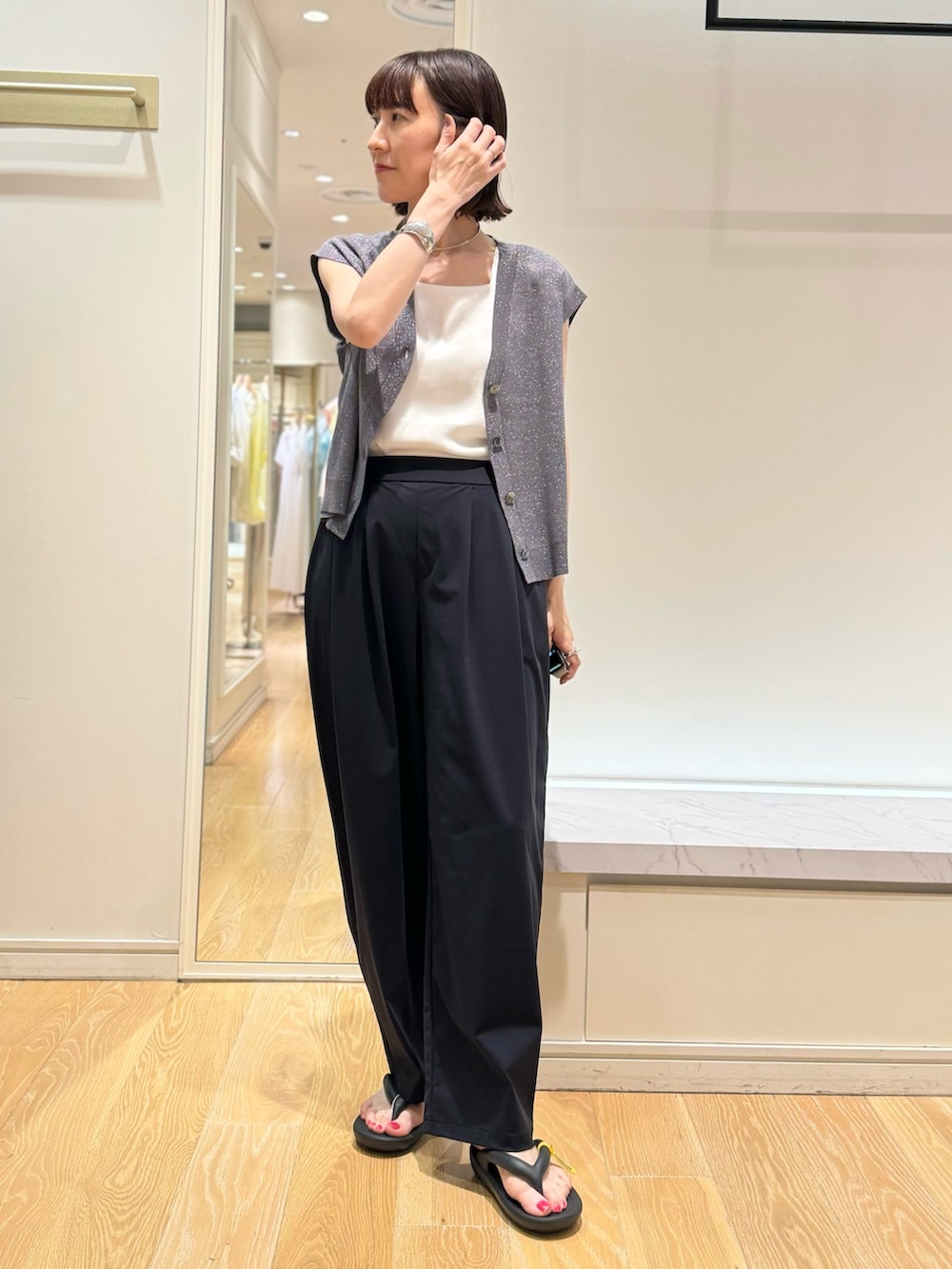ブラック系のその他パンツ、ブラック系のサンダル、グレー系のベストを着用したレディースの夏コーディネートの8枚目の写真