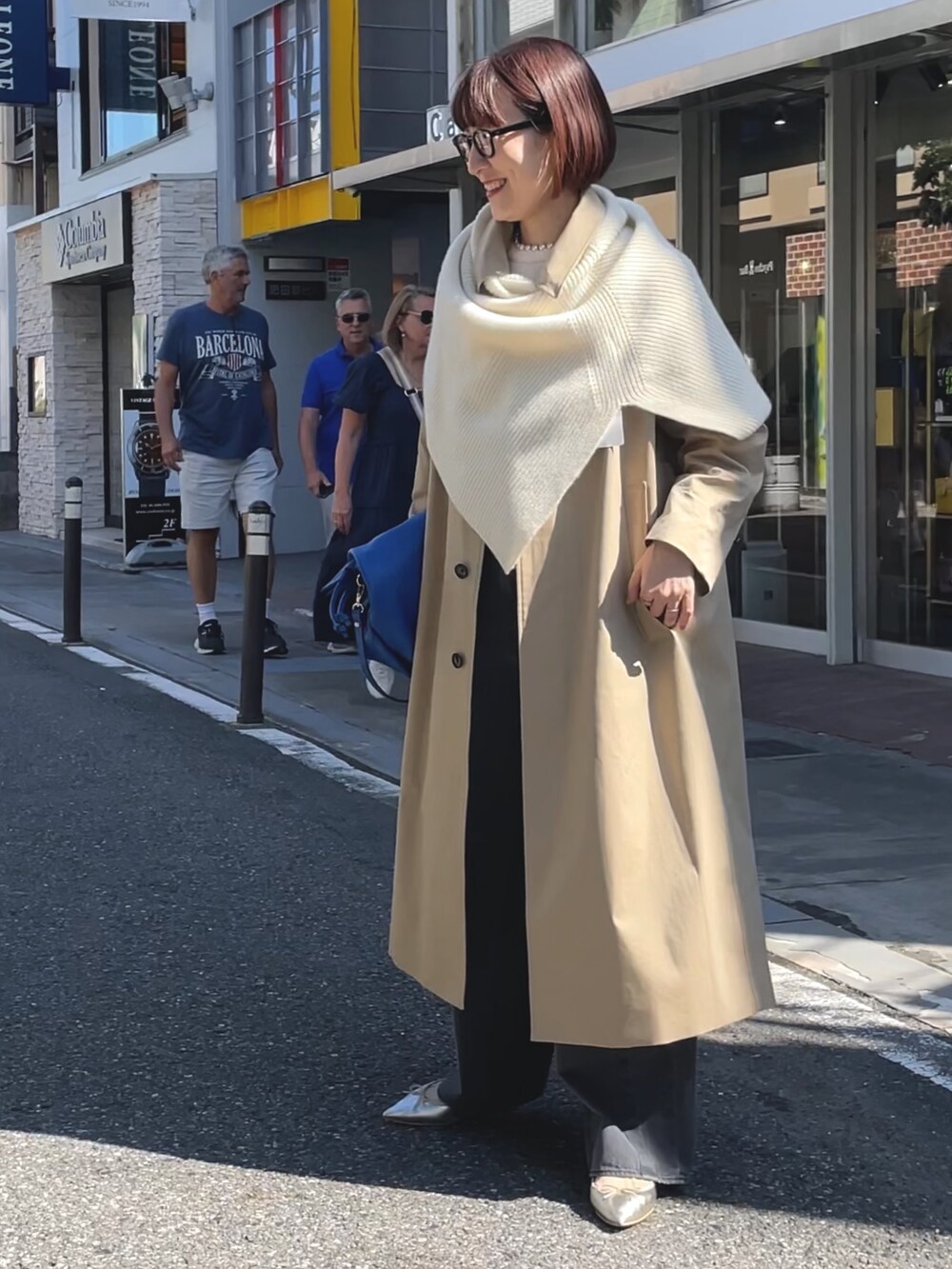 「メガネ女子、休日スタイル、秋冬コーデ、デニム、ビッグシルエット、コート、ポンチョ、バルマカーンコート、ステンカラーコート、トレンチコート、レイヤードスタイル、ベージュ、ベージュコート」|「NOLLEY’SのNMPバルマカンコート(その他アウター、ベージュ系)」を使った、yamaguchiさん(レディース・163cm)の秋コーディネートの2枚目の写真