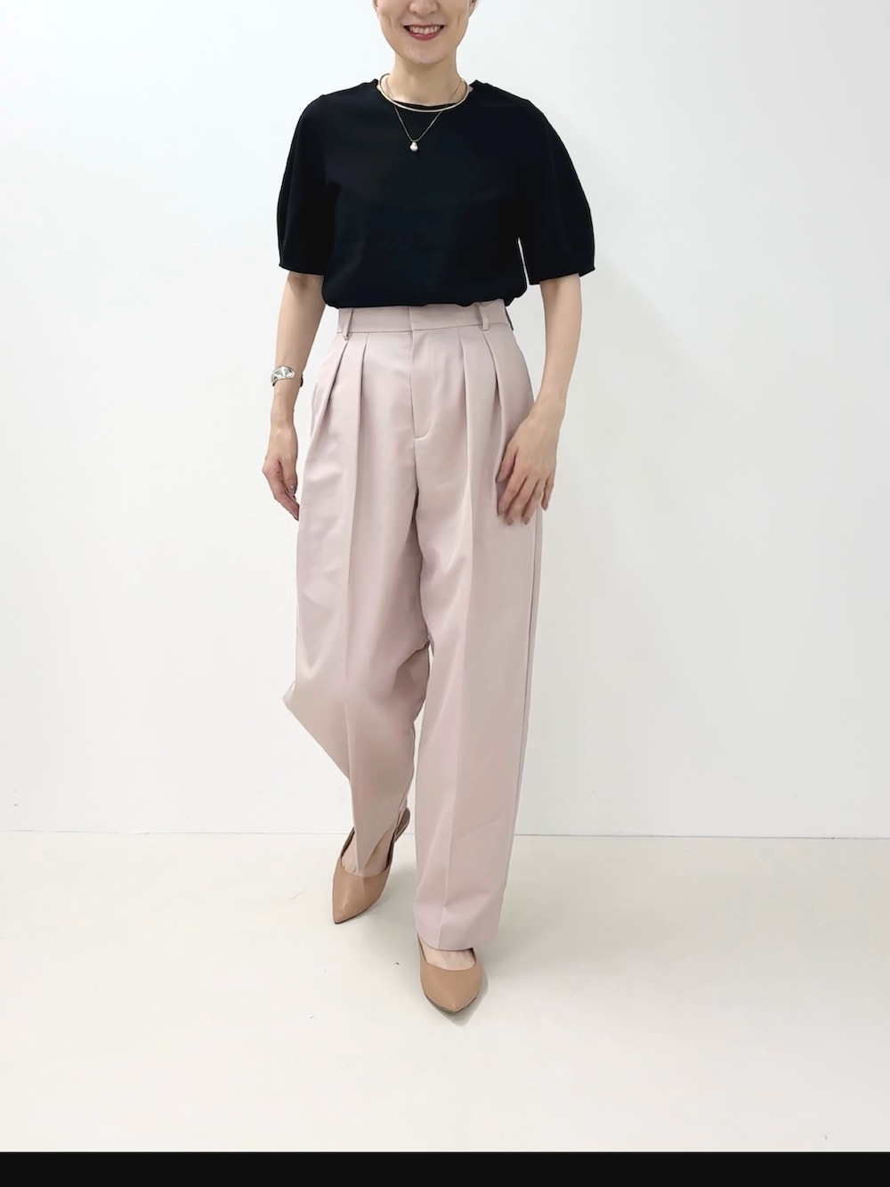 ブラック系のTシャツ/カットソー、ピンク系のその他パンツ、ホワイト系のタンクトップを着用したレディースの夏コーディネートの4枚目の写真