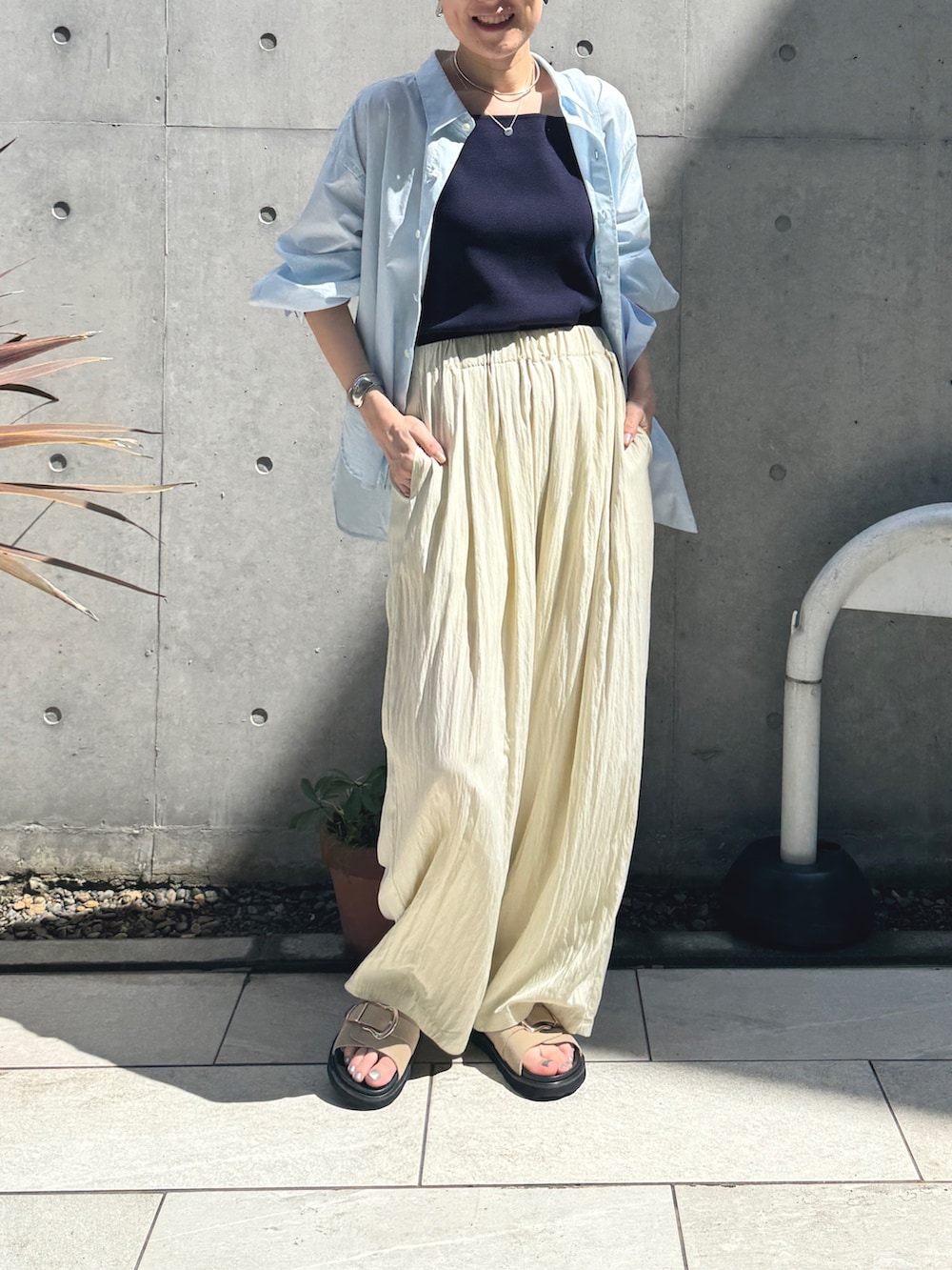 「シャツスタイル、シャツ、シャツコーデ、ニットキャミソール、ロゴトート、トートバッグ、エコバッグ、サンダル、リラックススタイル、リラックス」｜「MOHIの【MOHI/ モヒ】バックルスエードサンダル（サンダル、ベージュ系）」を使った、yamaguchiさん（レディース・163cm）の春コーディネートの7枚目の写真