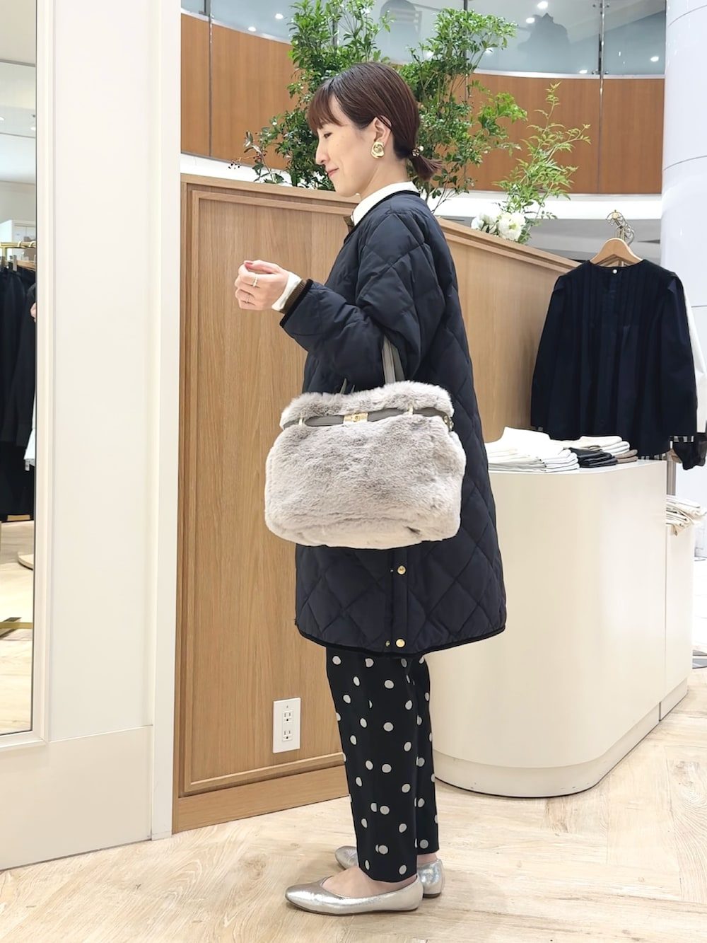 ブラック系のその他パンツ、ホワイト系のシャツ/ブラウス、ベージュ系のトートバッグを着用したレディースの秋コーディネートの4枚目の写真