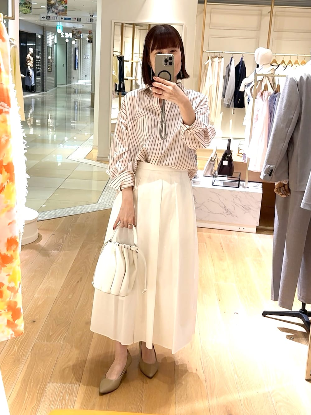 ホワイト系のスカート、ピンク系のシャツ/ブラウス、グレー系のネックレスを着用したレディースの春コーディネートの6枚目の写真