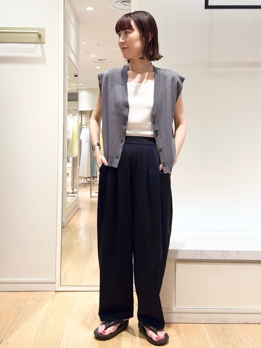 ブラック系のその他パンツ、ブラック系のサンダル、グレー系のベストを着用したレディースの夏コーディネートの7枚目の写真