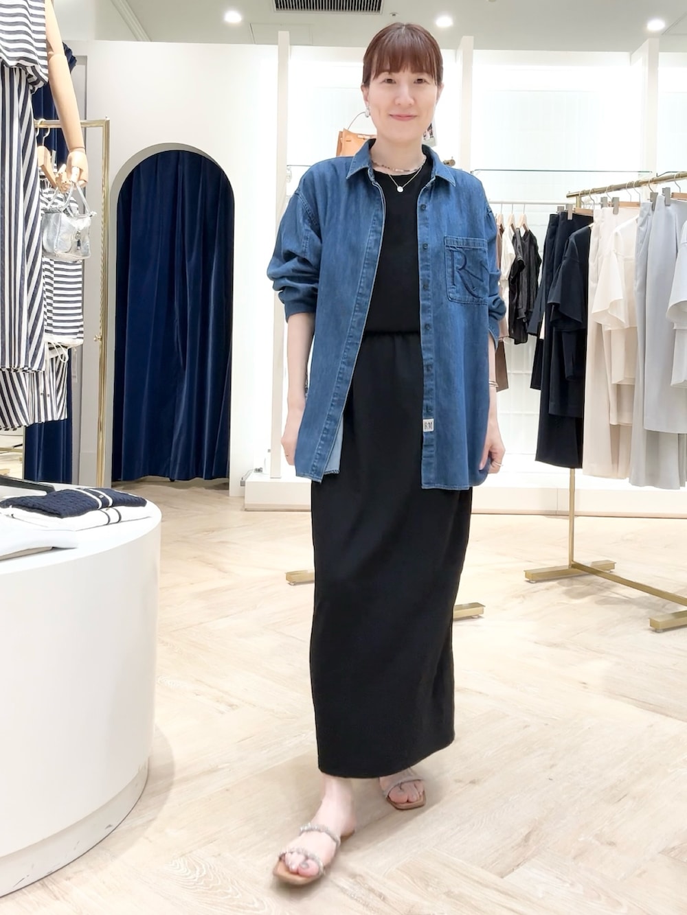 「デニムジャケット、デニムコーデ、デニム、デニムシャツ、シャツスタイル、シャツ、シャツコーデ、ブラックコーデ」｜「NOLLEY’Sの【松葉☆別注アイテム】《セットアップ対応》エアリージョーゼットイージータイトスカート（スカート、ブラック系）」を使った、yamaguchiさん（骨格ナチュラル・レディース・163cm）の夏コーディネートの6枚目の写真
