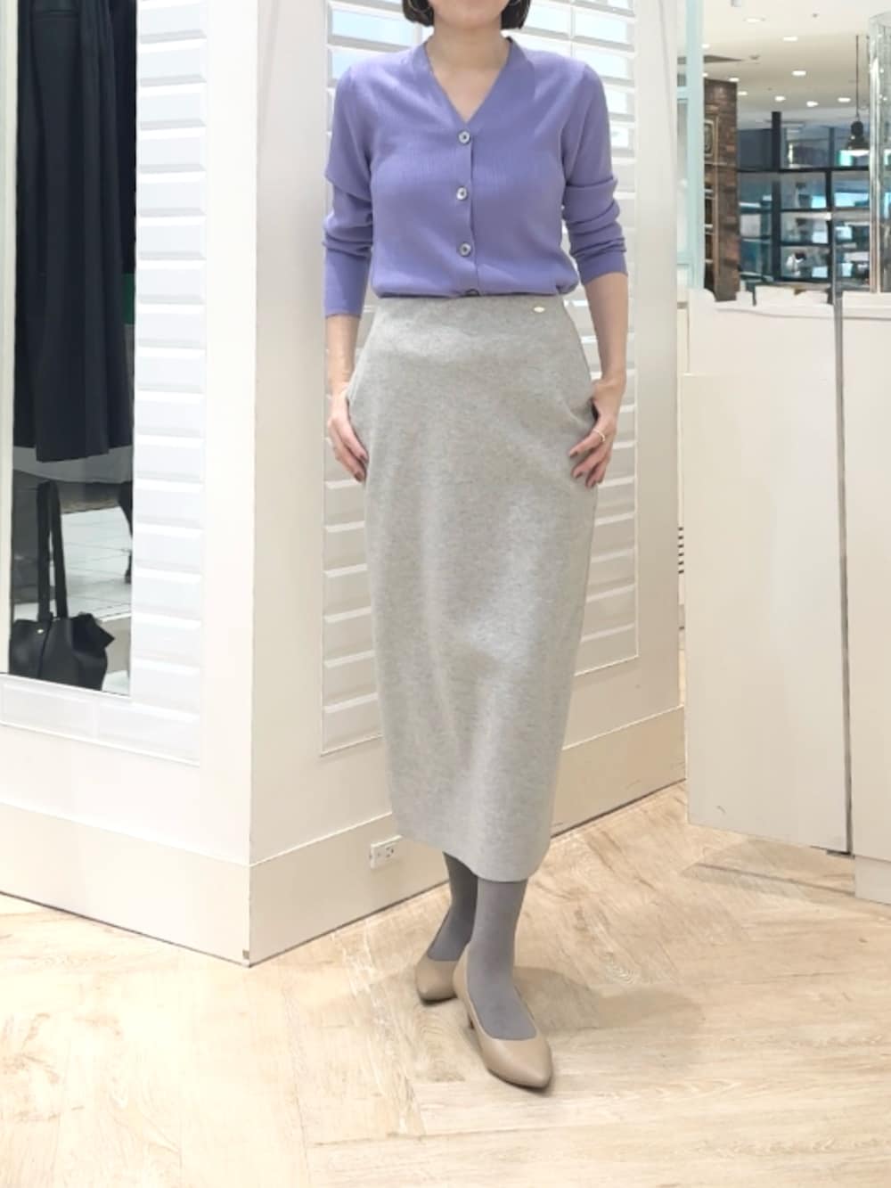 グレー系のスカート、パープル系のカーディガン/ボレロを着用したレディースの秋コーディネートの6枚目の写真