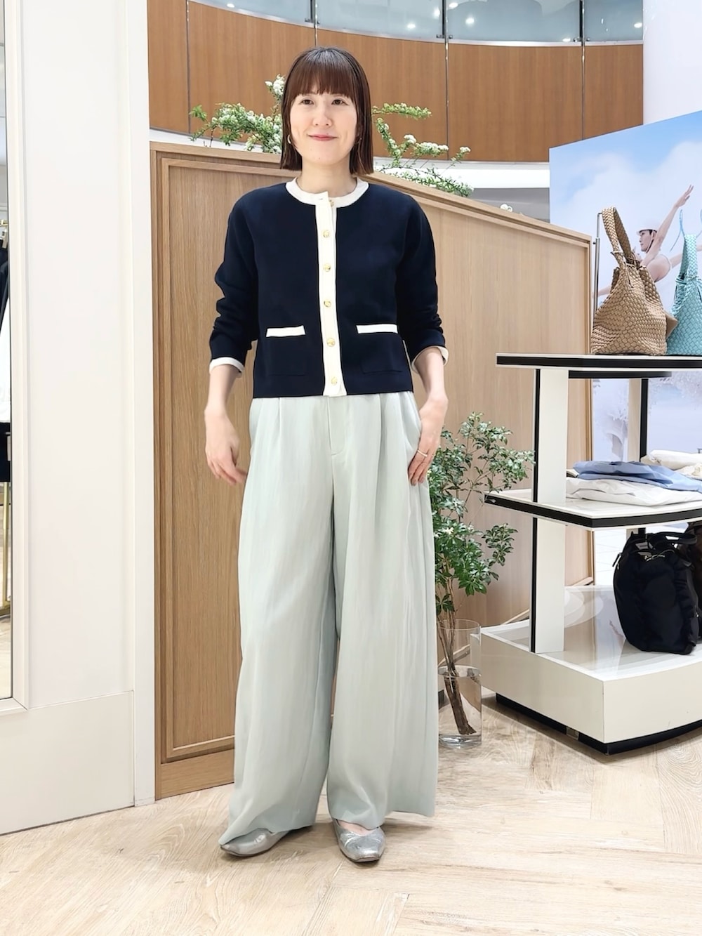 ブルー系のカーディガン/ボレロ、ホワイト系のキャミソール、グリーン系のその他パンツを着用したレディースの春コーディネートの9枚目の写真