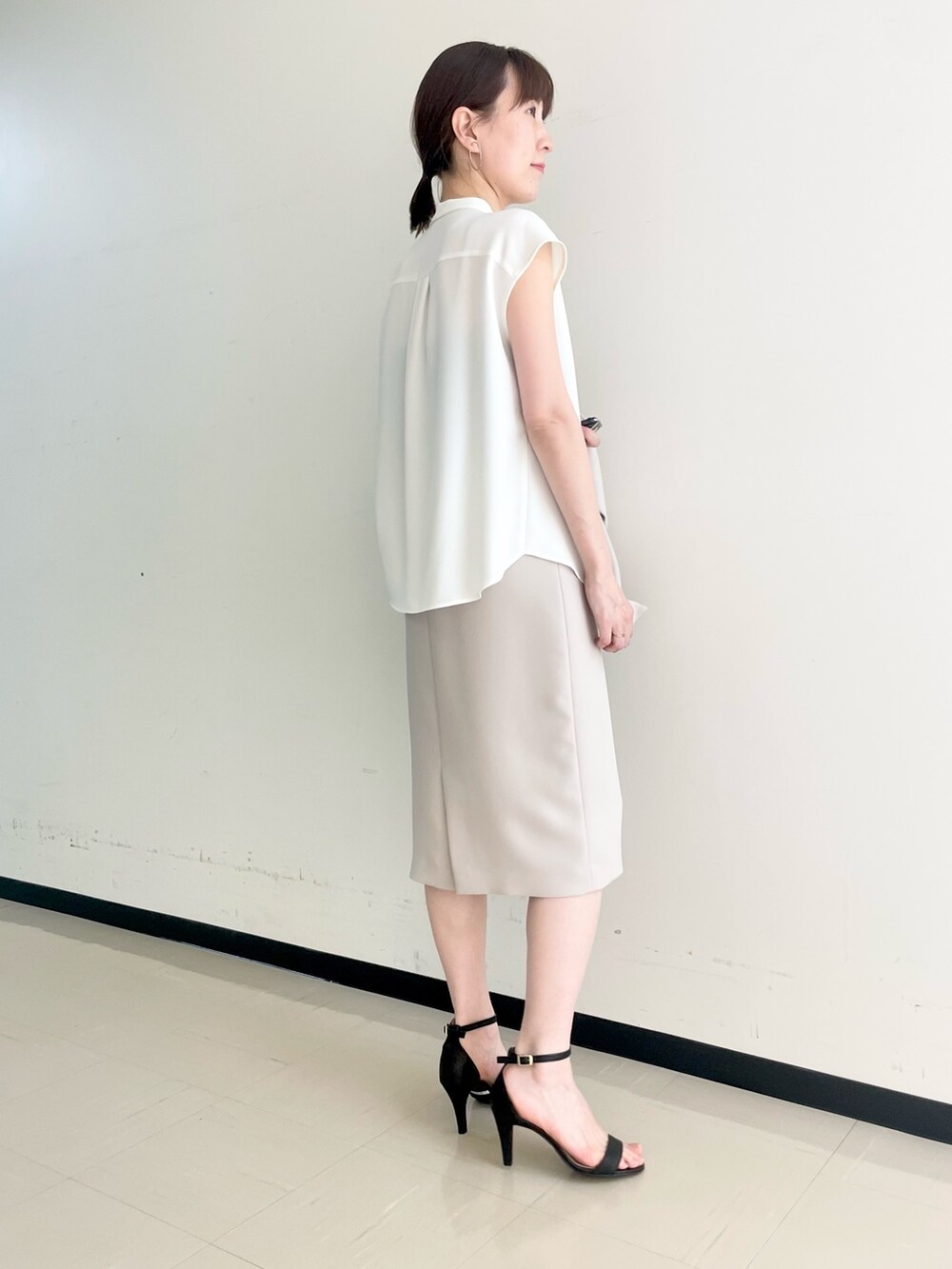 ベージュ系のスカート、ホワイト系のシャツ/ブラウス、ベージュ系のノーカラージャケットを着用したレディースの春コーディネートの8枚目の写真