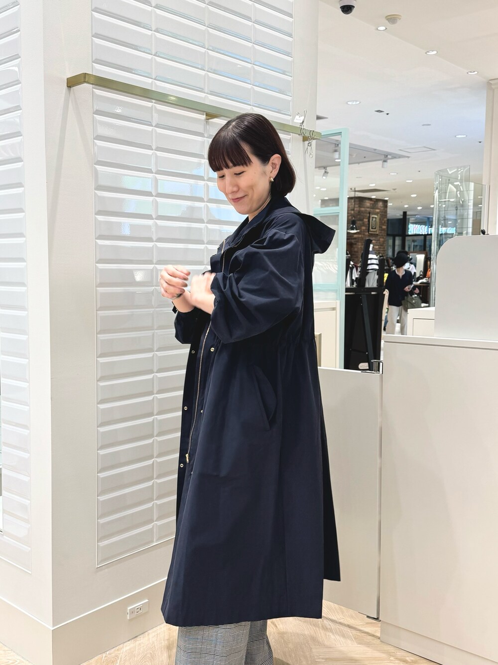「コート、アウター、撥水加工、フードコート、フーディー、ネイビー、パンツスタイル、チェック、チェックパンツ、カーディガン、キャメル、秋っぽコーデ更新中、秋服、オトナカジュアル」｜「NOLLEY’Sの《手洗い可能》愛され サテン×ベア天2WAYタンクトップ（タンクトップ、ホワイト系）」を使った、yamaguchiさん（レディース・163cm）の秋コーディネートの8枚目の写真