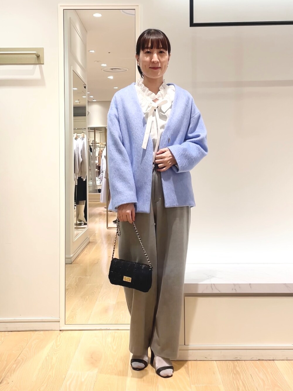 グレー系のその他パンツ、ブルー系のその他アウター、ホワイト系のシャツ/ブラウスを着用したレディースの秋コーディネートの4枚目の写真