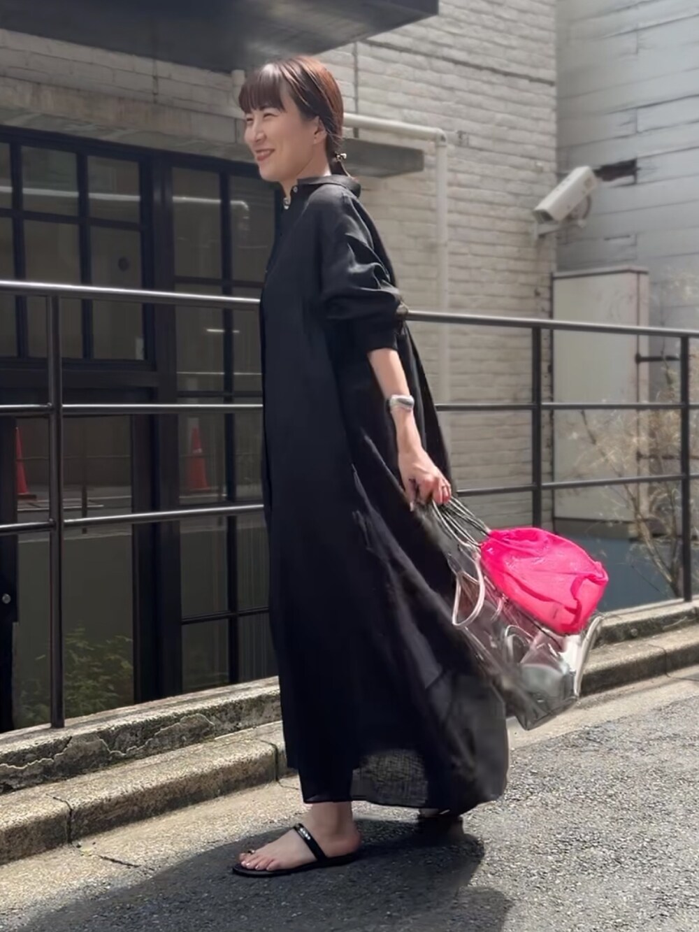 ベージュ系のトートバッグ、ブラック系のシャツワンピース、ブラウン系のバレッタ/ヘアクリップを着用したレディースの春コーディネートの8枚目の写真