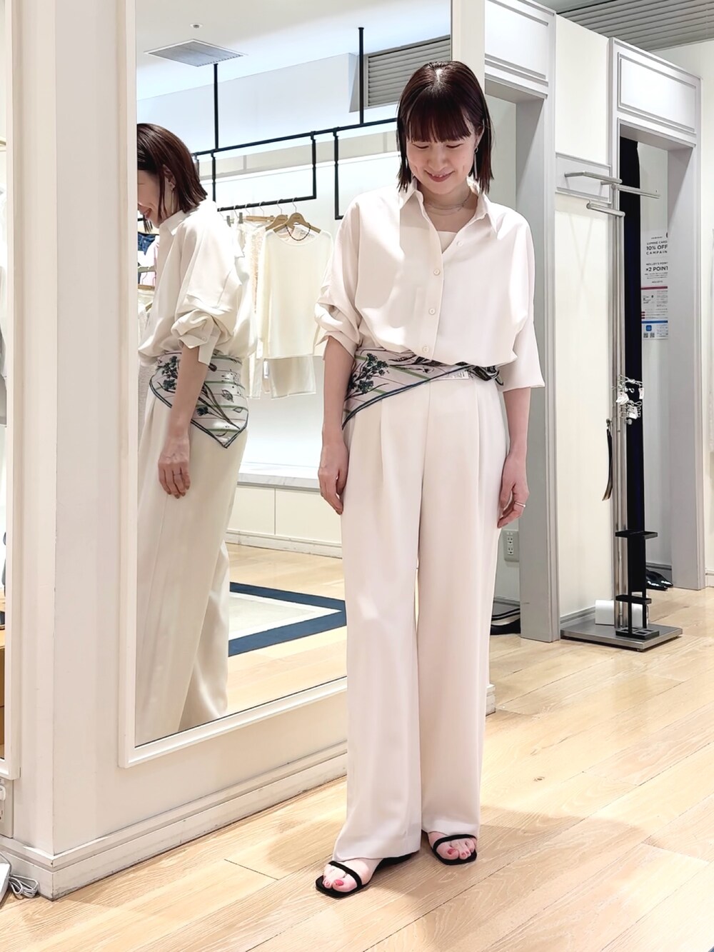 ホワイト系のシャツ/ブラウス、ホワイト系のキャミソール、ホワイト系のその他パンツを着用したレディースの春コーディネートの2枚目の写真