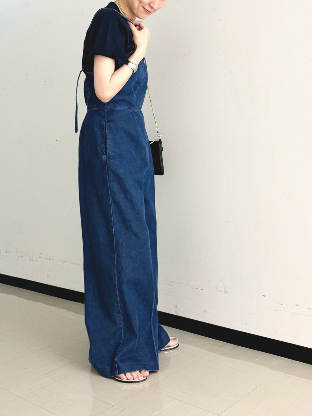 「デニム、デニムコーデ、デニムパンツ、サロペット、オールインワン、オールインワンサロペット、ワイドパンツ、ワントーン、Tシャツ、レイヤードスタイル、テーマパークコーデ、大人女子、オトナ女子」｜「NOLLEY’S SophiのW&W スムース Tシャツ（Tシャツ/カットソー、ブルー系）」を使った、yamaguchiさん（レディース・163cm）の夏コーディネートの5枚目の写真