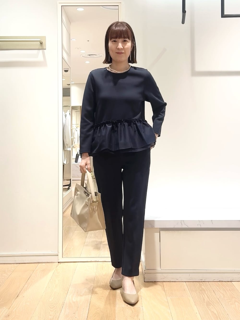 ベージュ系のトートバッグ、ブルー系のその他パンツ、ブルー系のTシャツ/カットソーを着用したレディースの春コーディネートの8枚目の写真