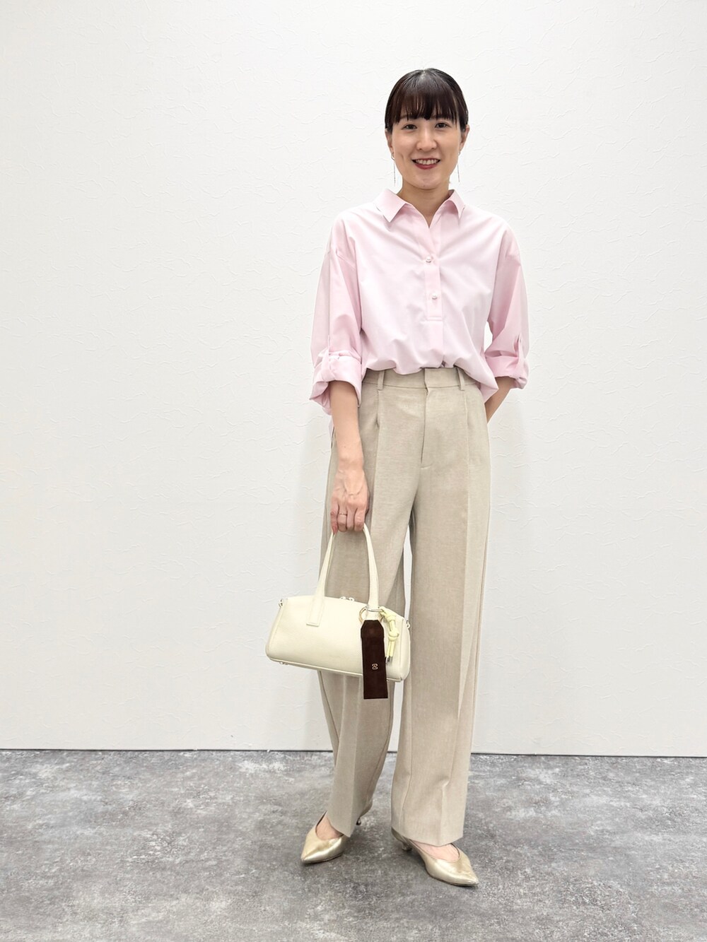 ホワイト系のボストンバッグ、ベージュ系のその他パンツ、ピンク系のシャツ/ブラウスを着用したレディースの冬コーディネートの5枚目の写真