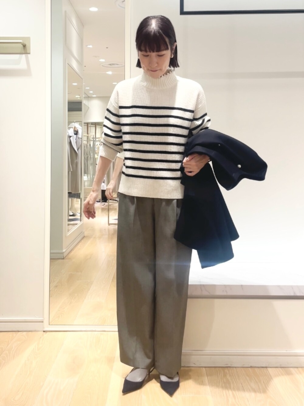「コート、ボーダー、冬アウター、休日スタイル、ワイドパンツ、クリスマスに着たい服、マリンコーデ、お出かけコーデ、きれいめカジュアル、大人カジュアル、Aラインコート、大人コーデ、ニット、パール」｜「NOLLEY’S Sophiのウォッシャブルウール調合繊ベルト付きワイドパンツ（その他パンツ、グレー系）」を使った、yamaguchiさん（レディース・163cm）の冬コーディネートの5枚目の写真