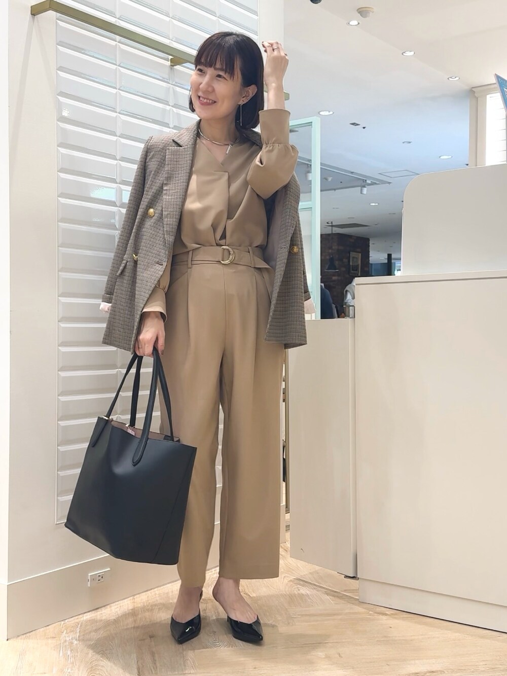 ベージュ系のテーラードジャケット、ベージュ系のその他パンツ、ベージュ系のシャツ/ブラウスを着用したレディースの秋コーディネートの6枚目の写真