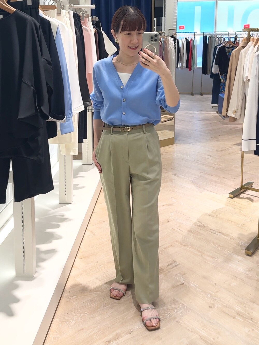 「カーディガン、カーディガンコーデ、シアー、シアートップス、シアーニット、ワイドパンツ、パンツスタイル、パンツ、パンツコーデ、夏服、夏服コーデ、お仕事コーデ、ブルーコーデ、ブルべ夏」|「NOLLEY’Sの【PR林☆別注カラーあり】ウォッシャブルツイルストレッチ愛されワイドパンツ(その他パンツ、グリーン系)」を使った、yamaguchiさん(レディース・163cm)の春コーディネートの4枚目の写真