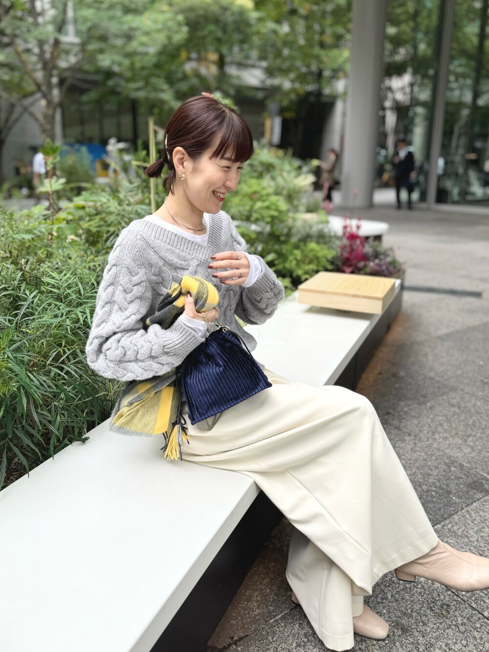 「ケーブルニット、ケーブル編み、ニット、ラメニット、グレー、ワイドパンツ、白パンツ、マフラー、マフラーぐるぐる、マフラーコーデ、チェック、おしゃ見えテクニック、モノトーン、休日スタイル、ゆるコーデ」｜「NOLLEY’Sの◇【WEB限定】ラメケーブル両Vネックプルオーバーニット（ニット/セーター、グレー系）」を使った、yamaguchiさん（レディース・163cm）の秋コーディネートの3枚目の写真