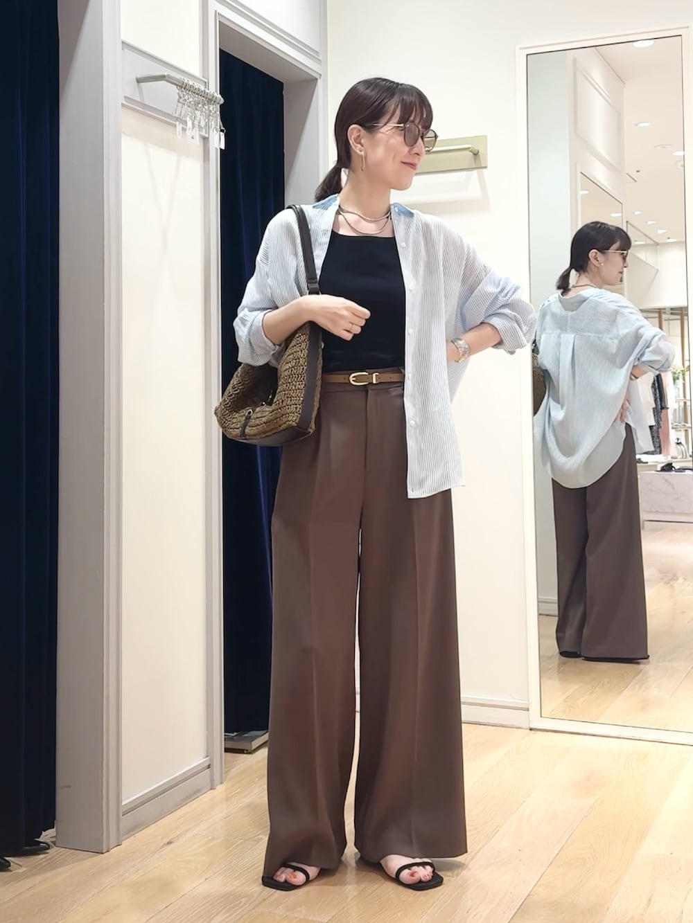 ブラウン系のその他パンツ、ブルー系のシャツ/ブラウス、ブラウン系のショルダーバッグを着用したレディースの夏コーディネートの9枚目の写真