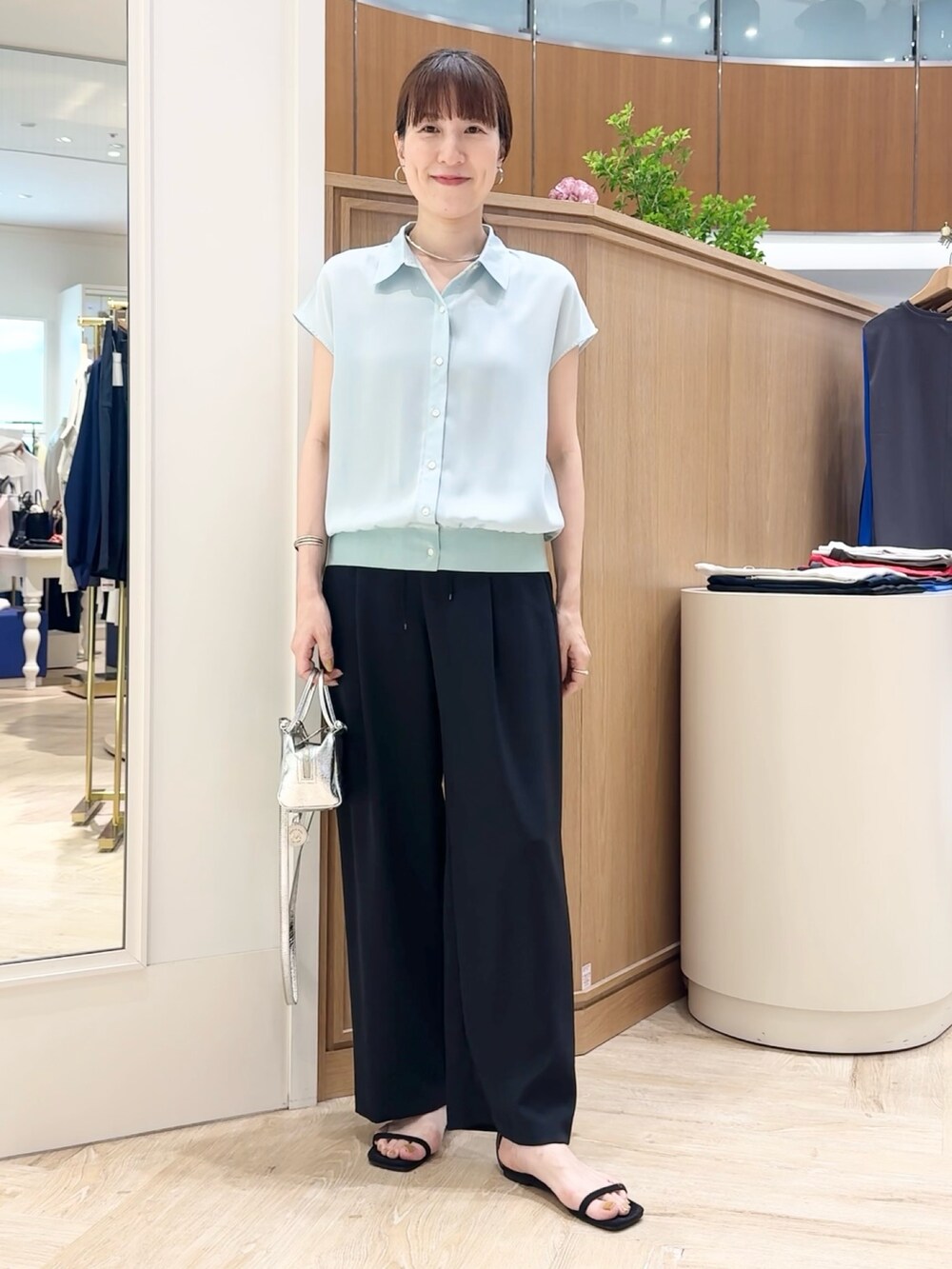 シルバー系のショルダーバッグ、ブラック系のその他パンツ、グリーン系のシャツ/ブラウスを着用したレディースの夏コーディネートの2枚目の写真