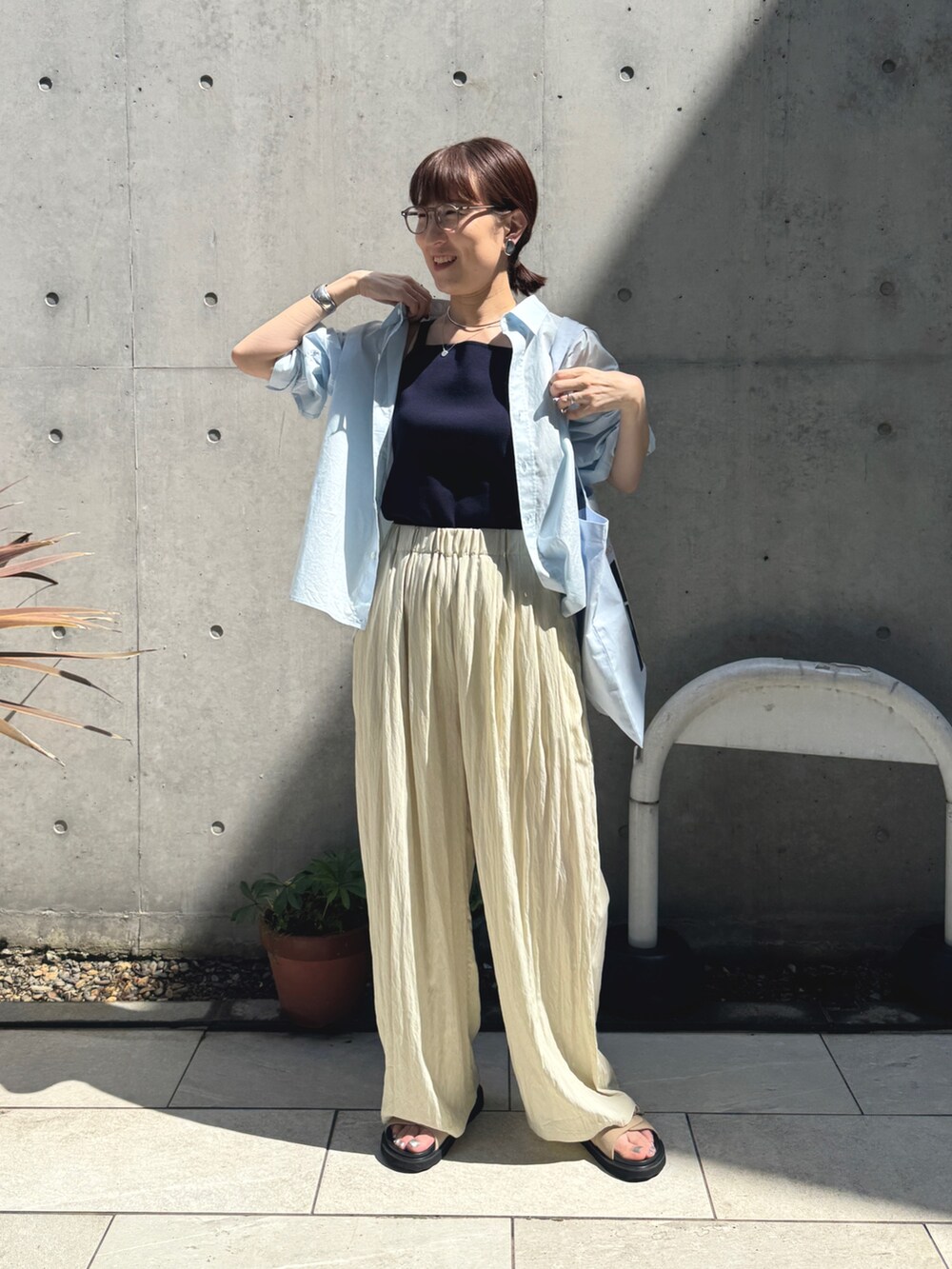 「シャツスタイル、シャツ、シャツコーデ、ニットキャミソール、ロゴトート、トートバッグ、エコバッグ、サンダル、リラックススタイル、リラックス」｜「MOHIの【MOHI/ モヒ】バックルスエードサンダル（サンダル、ベージュ系）」を使った、yamaguchiさん（レディース・163cm）の春コーディネートの9枚目の写真
