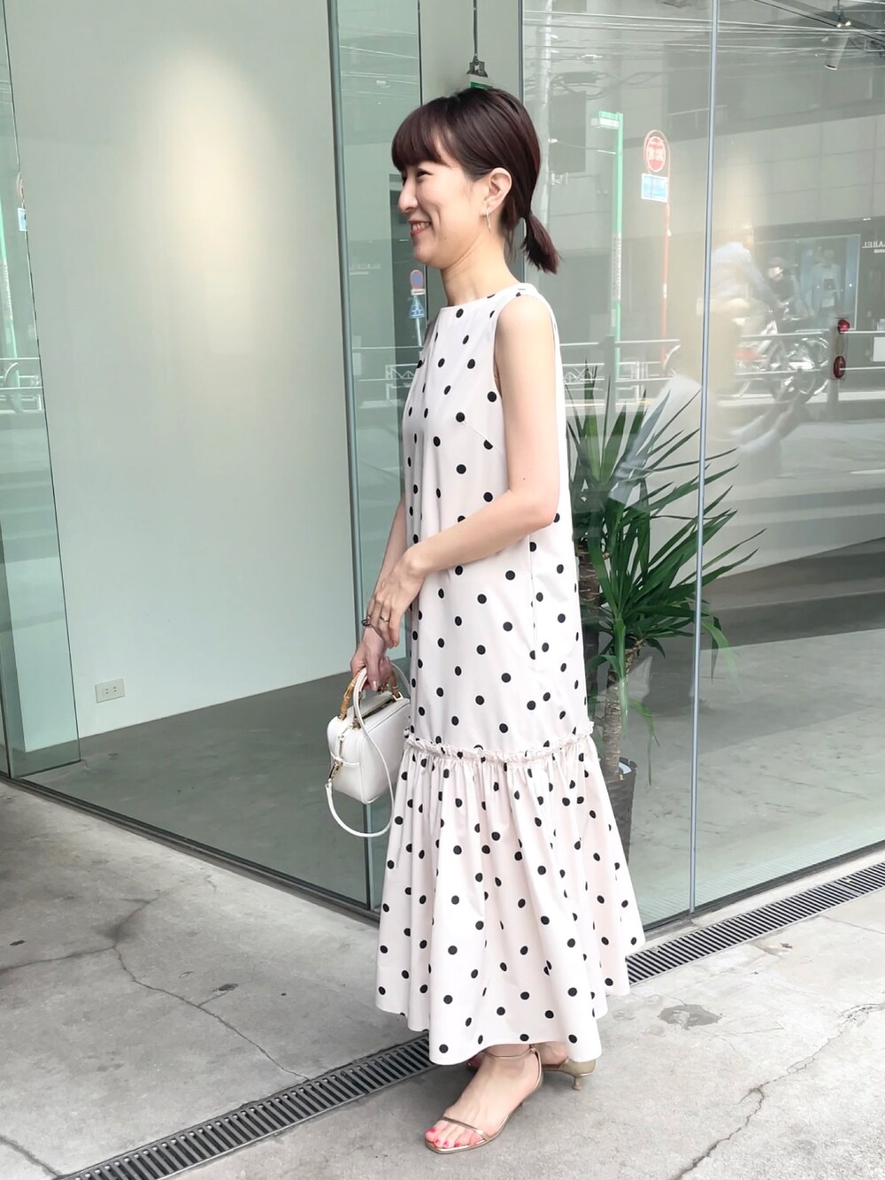 「春服みてみて、オトナカワイイ、ドット、ドット柄、ワンピース、ワンピーススタイル、ドットワンピ、ペプラムワンピース、フリル、モノトーン、モノトーンコーデ、ベージュ、ノースリーブワンピース、ノースリーブ」｜「NOLLEY’Sの◇【WEB限定カラーあり】ストラップサンダル（サンダル、ゴールド系）」を使った、yamaguchiさん（レディース・163cm）の春コーディネートの2枚目の写真