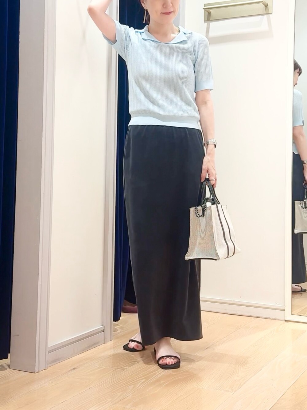 ブラック系のスカート、ベージュ系のタンクトップ、ブルー系のニット/セーターを着用したレディースの夏コーディネートの7枚目の写真