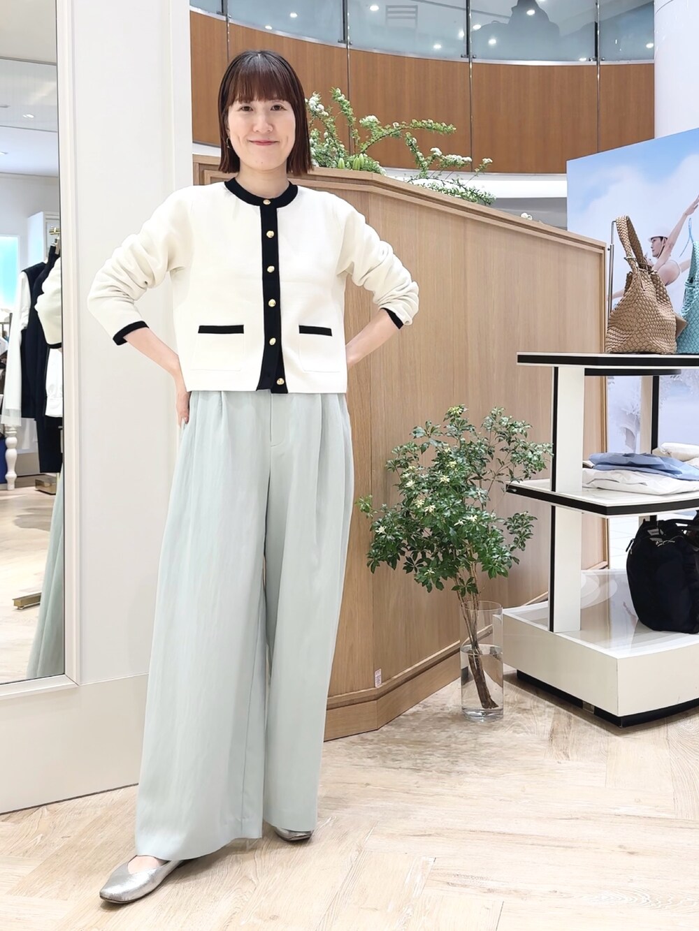 ブラウン系のショルダーバッグ、グリーン系のその他パンツ、ホワイト系のキャミソールを着用したレディースの春コーディネートの6枚目の写真