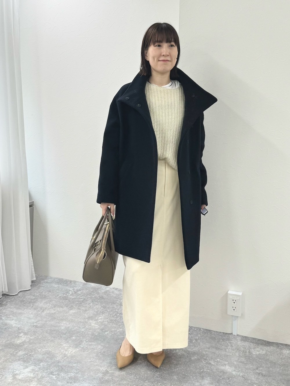 「きれいめカジュアル、スカートコーデ、スカート、タイトスカート、白スカート、アウター、アウターコーデ、スタンドカラーコート、コートスタイル、オフィスカジュアル、大人かわいい、オトナカジュアル」|「NOLLEY’S Sophiのウォッシャブルベルベットロングタイトスカート(スカート、ホワイト系)」を使った、yamaguchiさん(レディース・163cm)の秋コーディネートの2枚目の写真