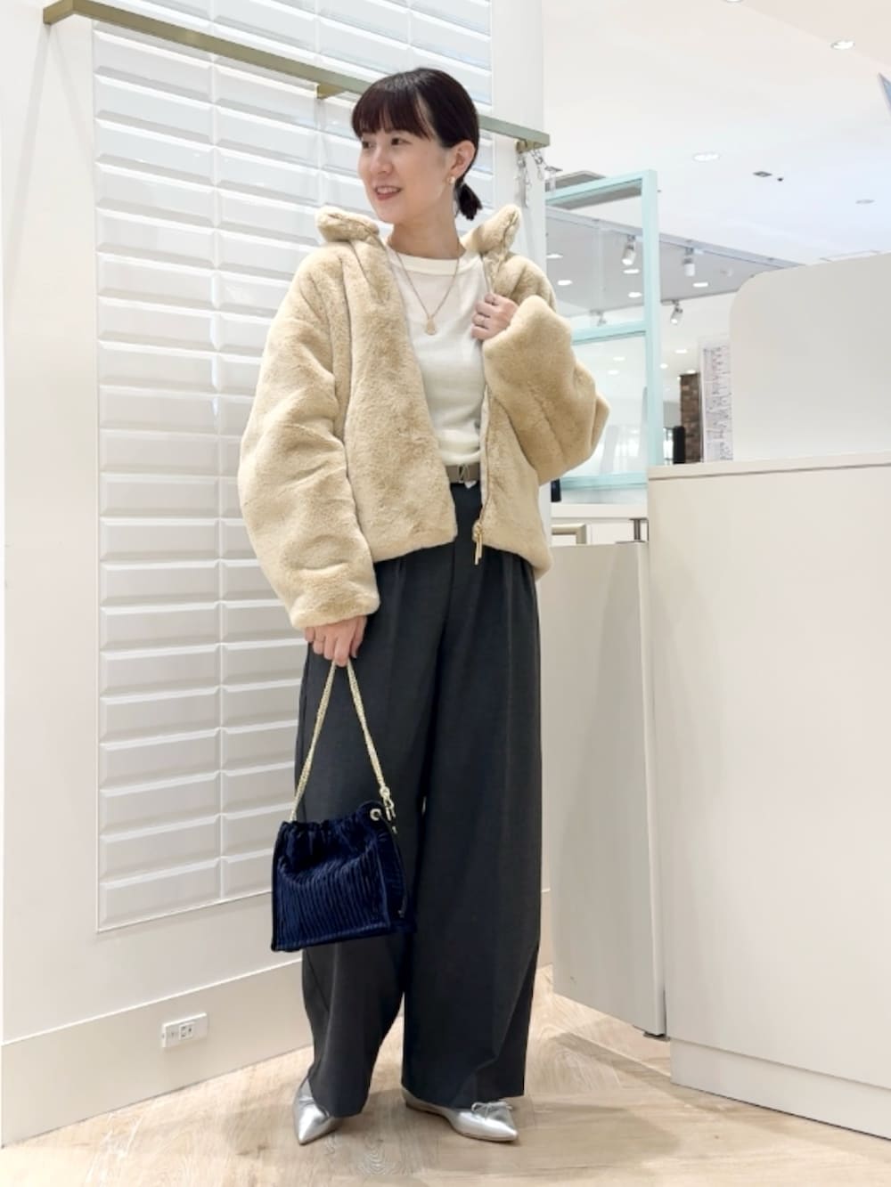 「タトラス、TATRAS、ファー、ファーコート、エコファー、フェイクファー、ショートコート、パンツコーデ、冬アウター、淡色コーデ、ゆるコーデ、大人ガーリー、大人かわいい」|「Kassiopeaの【kassiopea /カシオペア】ミニチェーンショルダー made in Italy(ショルダーバッグ、ブルー系)」を使った、yamaguchiさん(レディース・163cm)の秋コーディネートの8枚目の写真