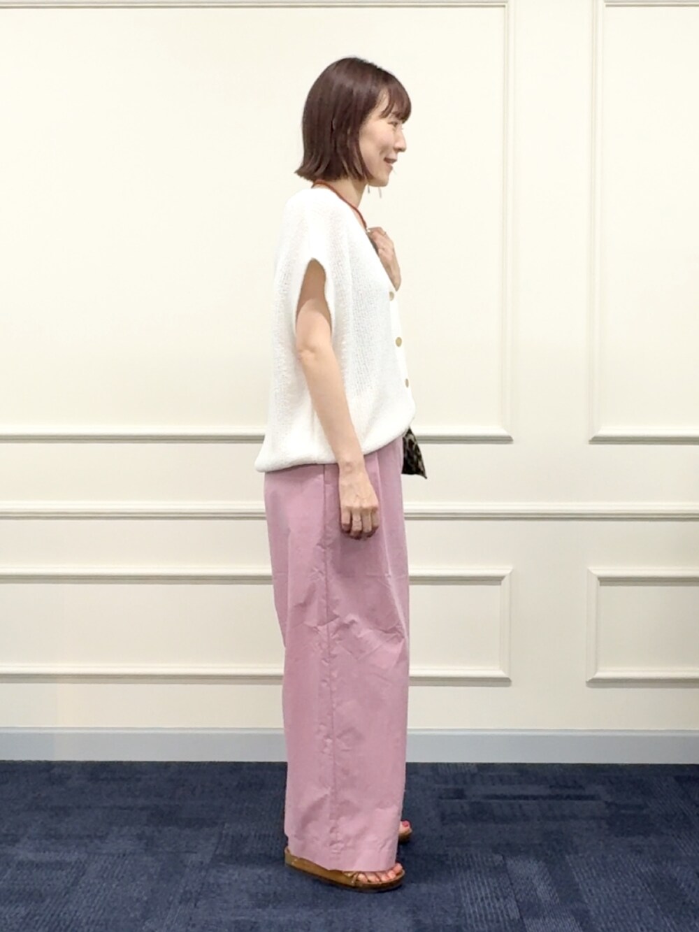 ブラウン系のタンクトップ、ピンク系のその他パンツ、その他のエコバッグ/サブバッグを着用したレディースの春コーディネートの6枚目の写真