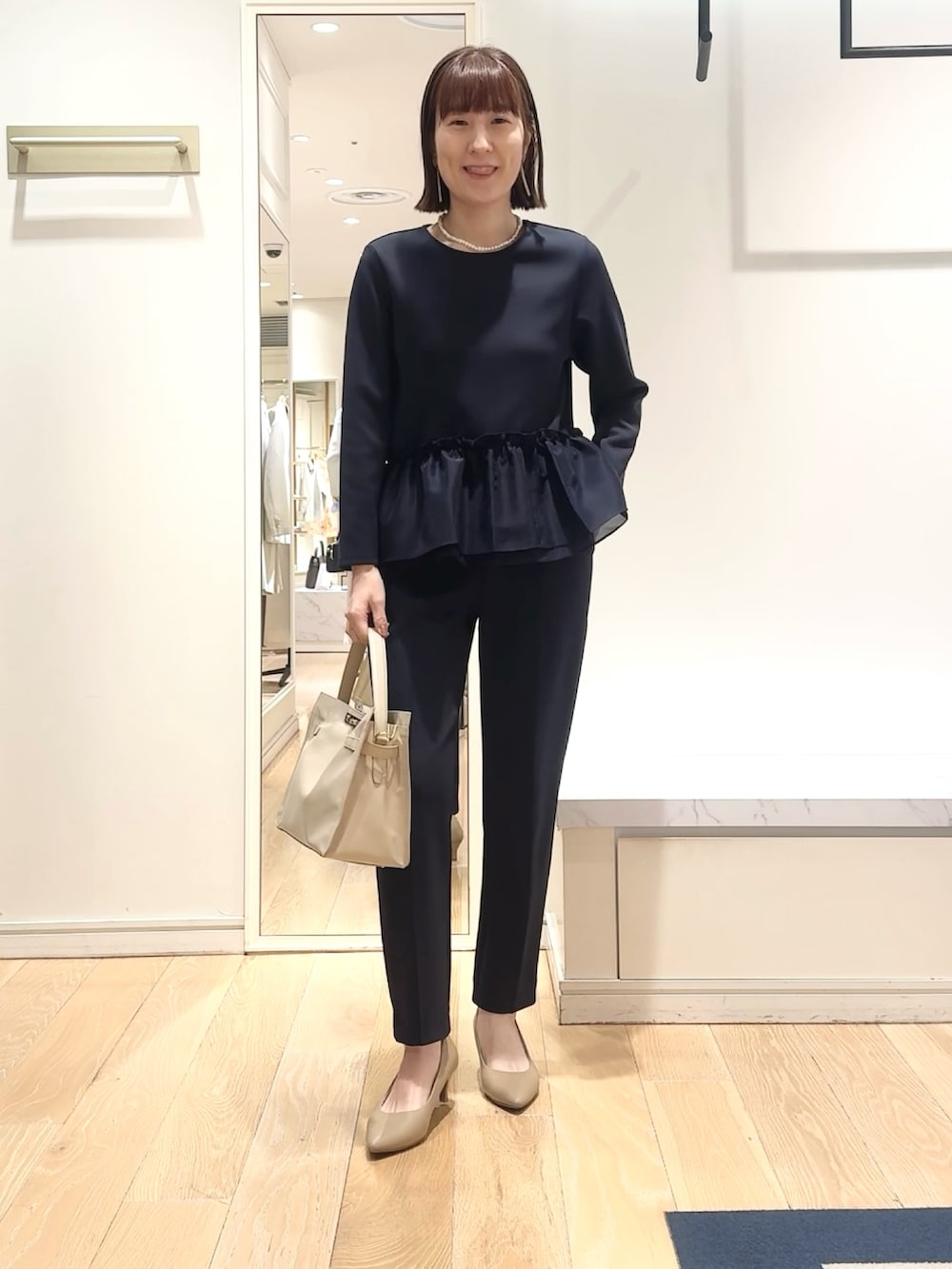 ベージュ系のトートバッグ、ブルー系のその他パンツ、ブルー系のTシャツ/カットソーを着用したレディースの春コーディネートの9枚目の写真