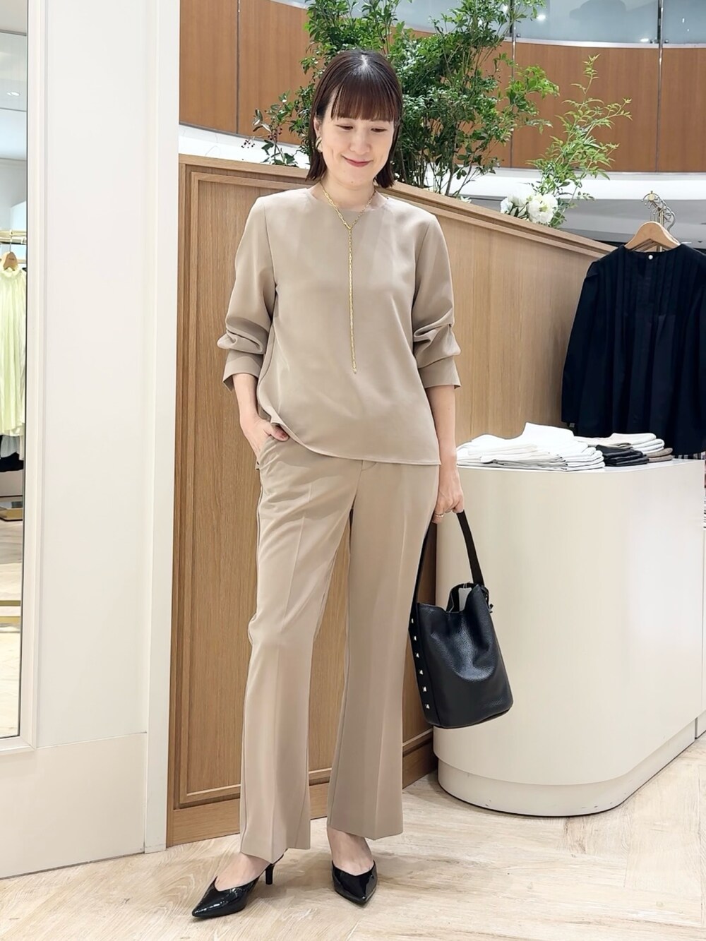 ブラック系のショルダーバッグ、ベージュ系のその他パンツ、ベージュ系のシャツ/ブラウスを着用したレディースの秋コーディネートの6枚目の写真