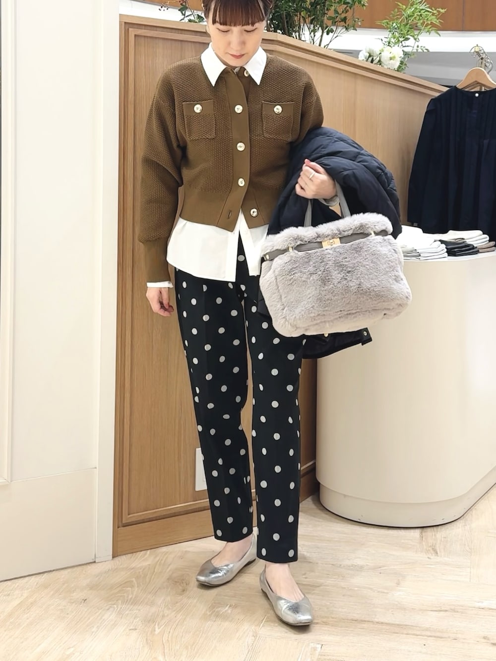 ブラック系のその他パンツ、ホワイト系のシャツ/ブラウス、ベージュ系のトートバッグを着用したレディースの秋コーディネートの2枚目の写真