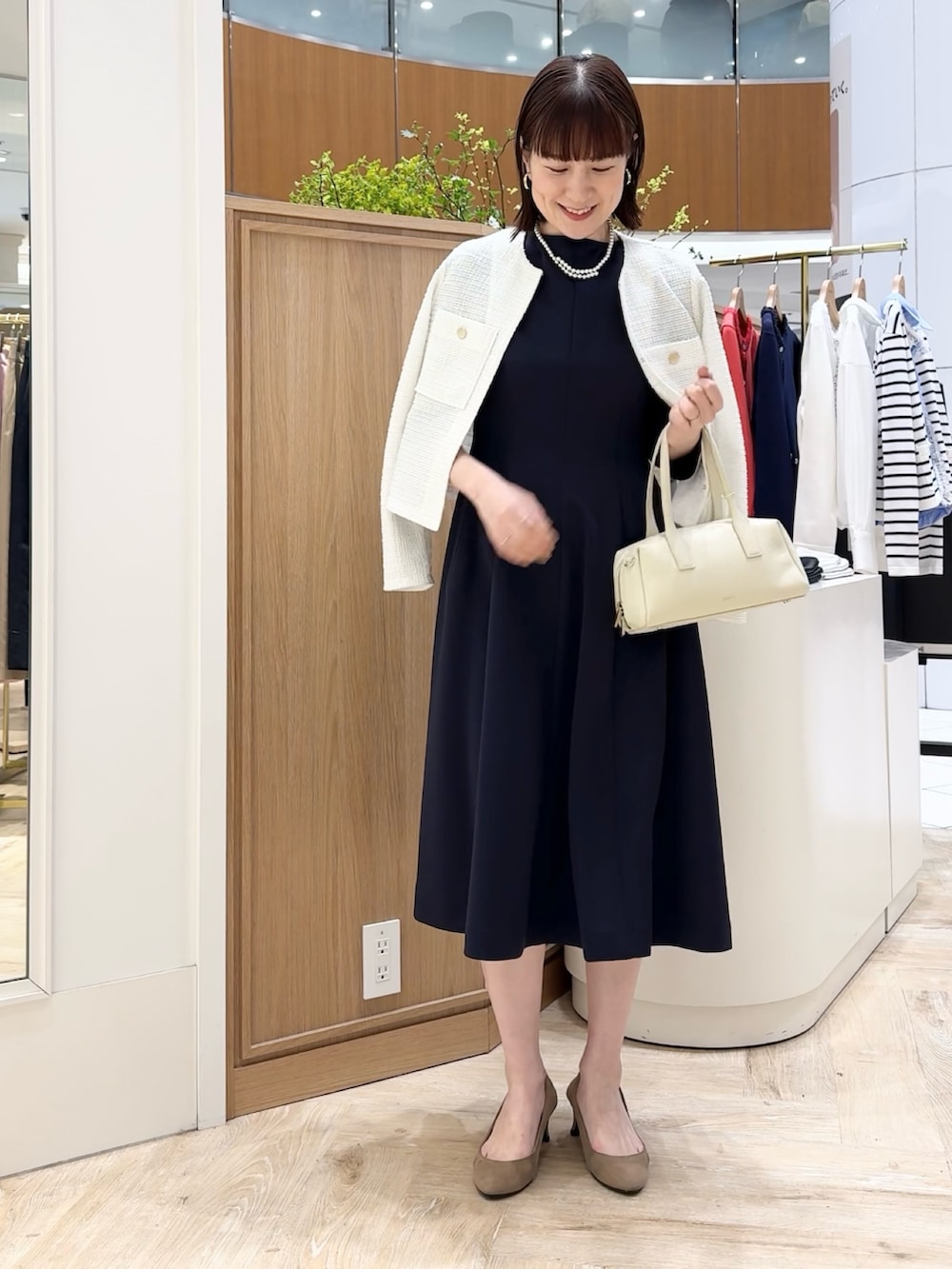 「ジャケット、ワンピース、ワンピーススタイル、お呼ばれスタイル、お呼ばれ、セレモニー、セレモニーコーデ、入学式コーデ、入学式、パールネックレス、パールアクセ、ボストンバッグ、バッグ、フレアワンピース、ネイビー」|「grace grace の【grace grace/グラスグラス】シェルパールオーバーショートネックレス(ネックレス、ホワイト系)」を使った、yamaguchiさん(レディース・163cm)の春コーディネートの2枚目の写真