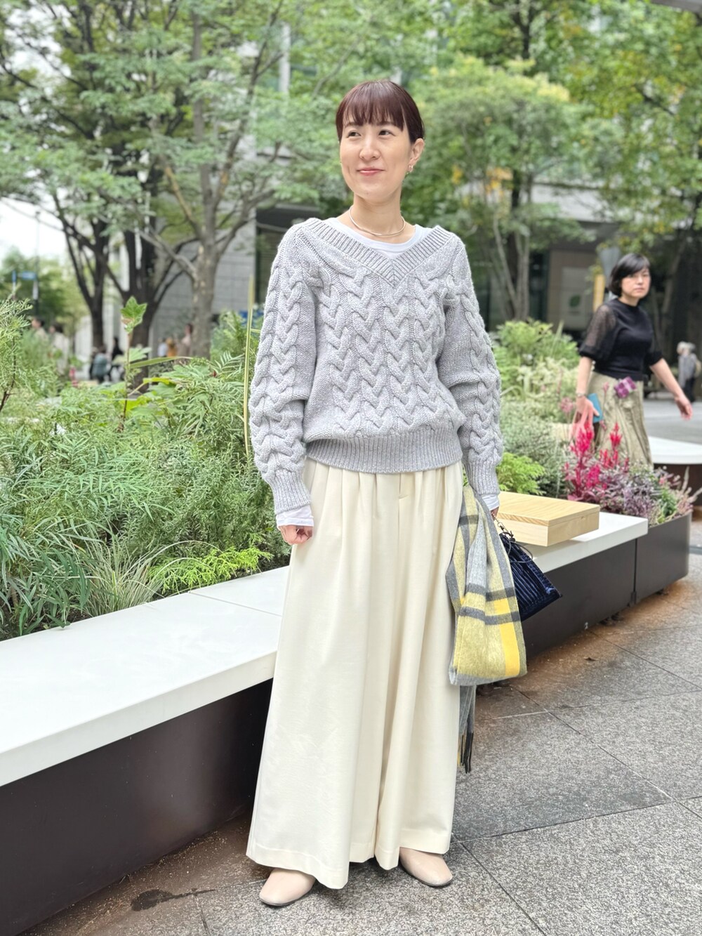 「ケーブルニット、ケーブル編み、ニット、ラメニット、グレー、ワイドパンツ、白パンツ、マフラー、マフラーぐるぐる、マフラーコーデ、チェック、おしゃ見えテクニック、モノトーン、休日スタイル、ゆるコーデ」｜「NOLLEY’Sの◇【WEB限定】ラメケーブル両Vネックプルオーバーニット（ニット/セーター、グレー系）」を使った、yamaguchiさん（レディース・163cm）の秋コーディネートの10枚目の写真