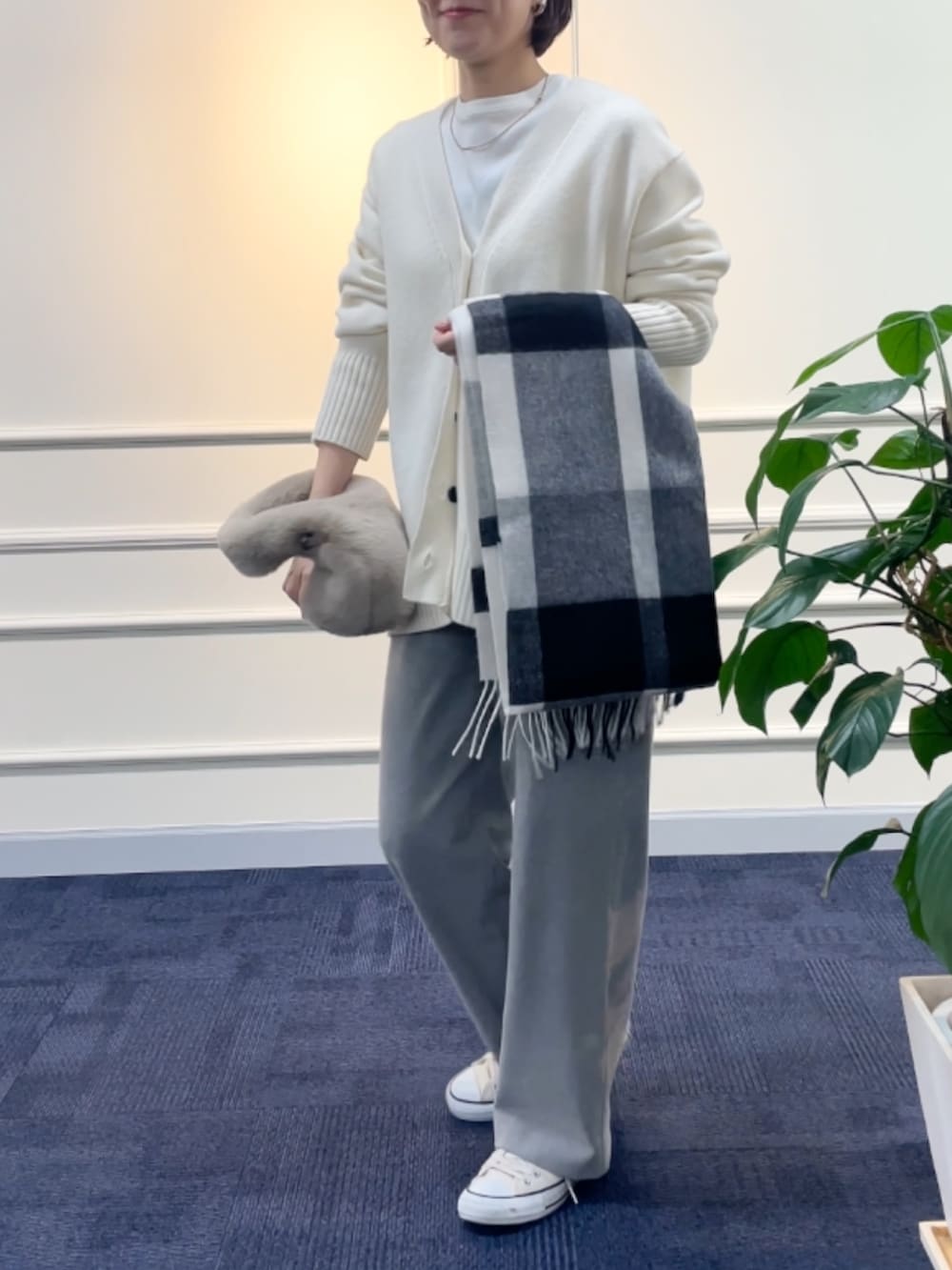 グレー系のその他パンツ、ホワイト系のカーディガン/ボレロ、ホワイト系のTシャツ/カットソーを着用したレディースの秋コーディネートの2枚目の写真